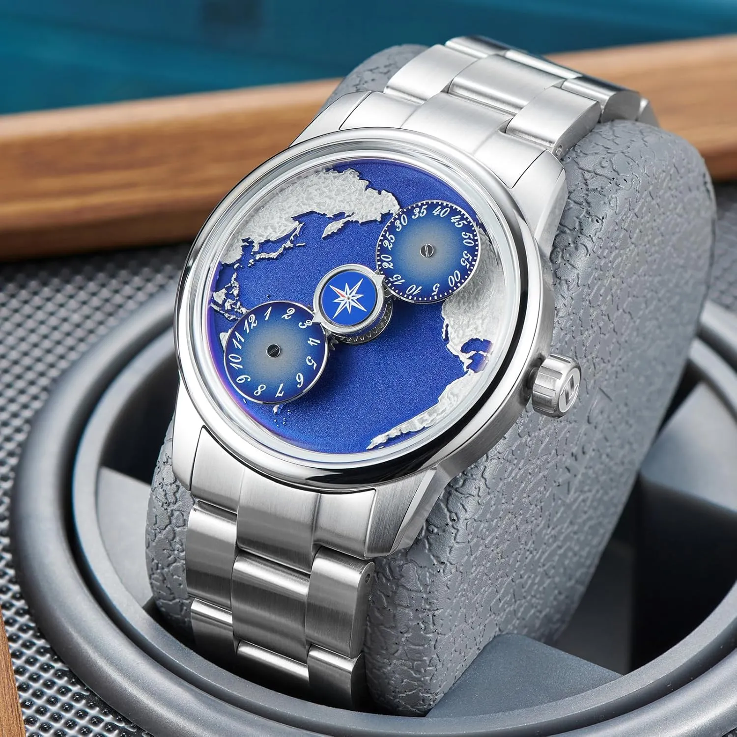 Luxury Analog Watch with World Map Dial, Compass Design, Rose Gold Stainless Steel Band