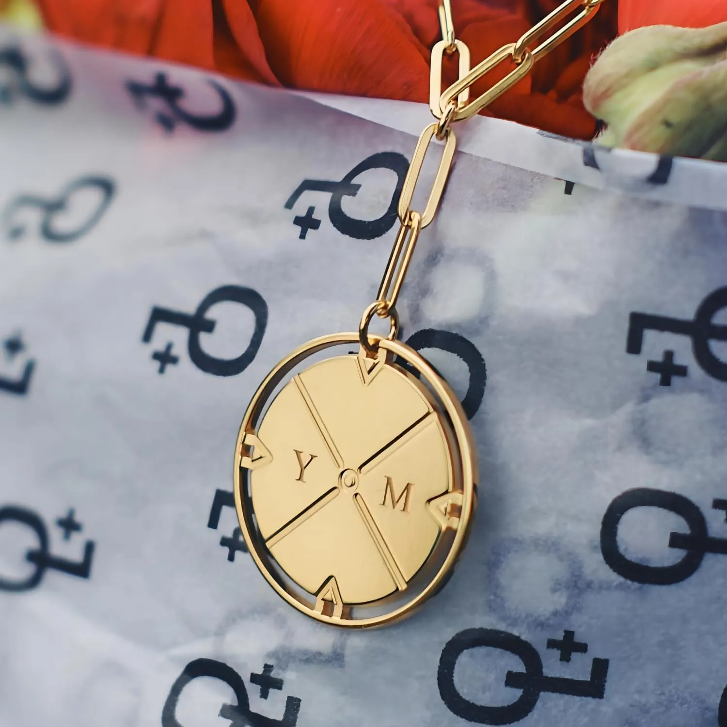 Oak&Luna - Engraved Compass Necklace with Diamond - Personalised Interlocking Pendant with Initials - Gift for Her, Women - For Birthday, Mother's Day, Christmas