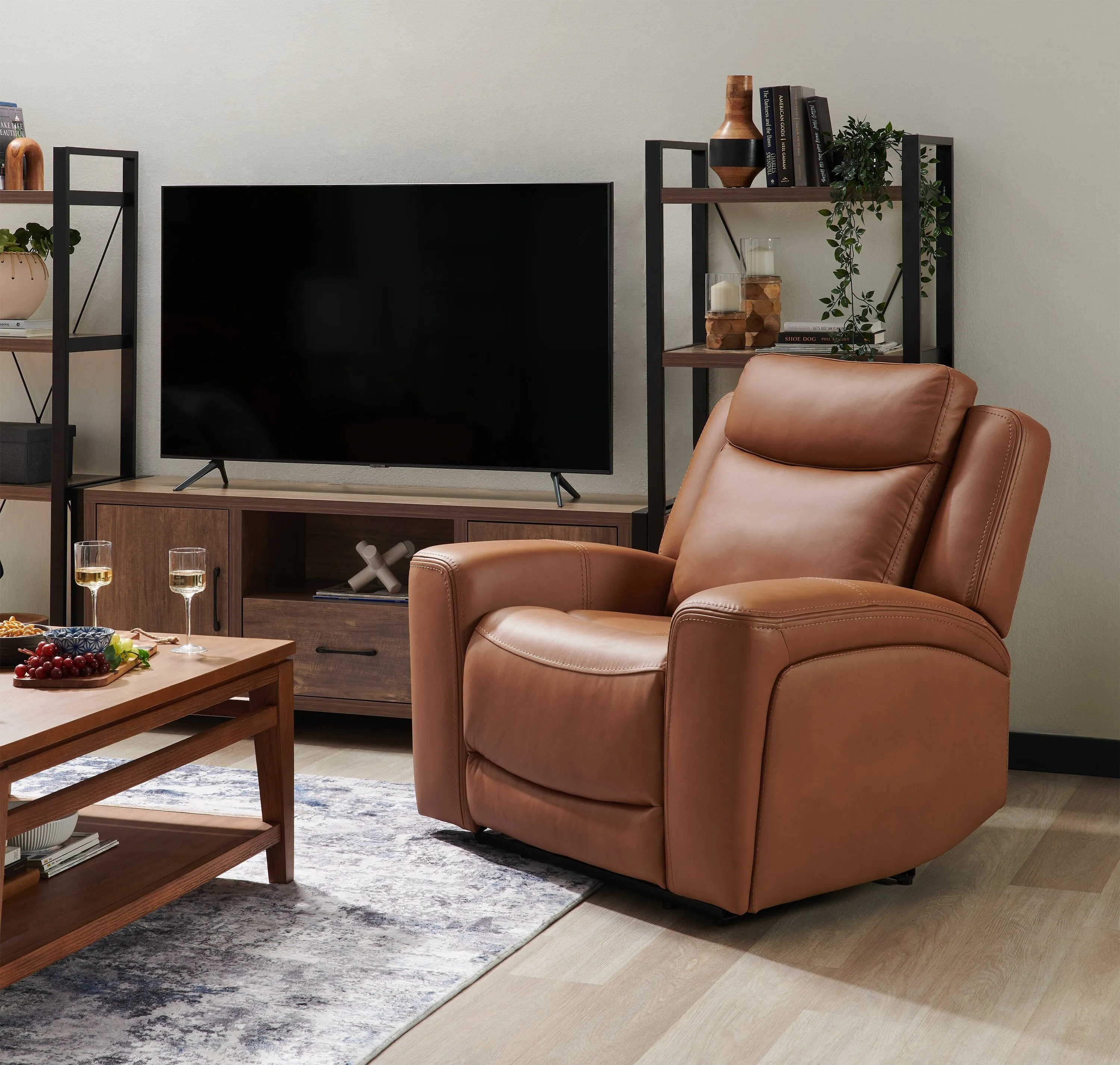 Scott Living Prescott 42.5" Genuine Leather Power Reclining Chair with Power Headrest - Butternut Brown | Fauteuil à inclinaison électrique Prescott de Scott Living de 42,5 po en cuir véritable avec appuie-tête électrique - brun courge musquée