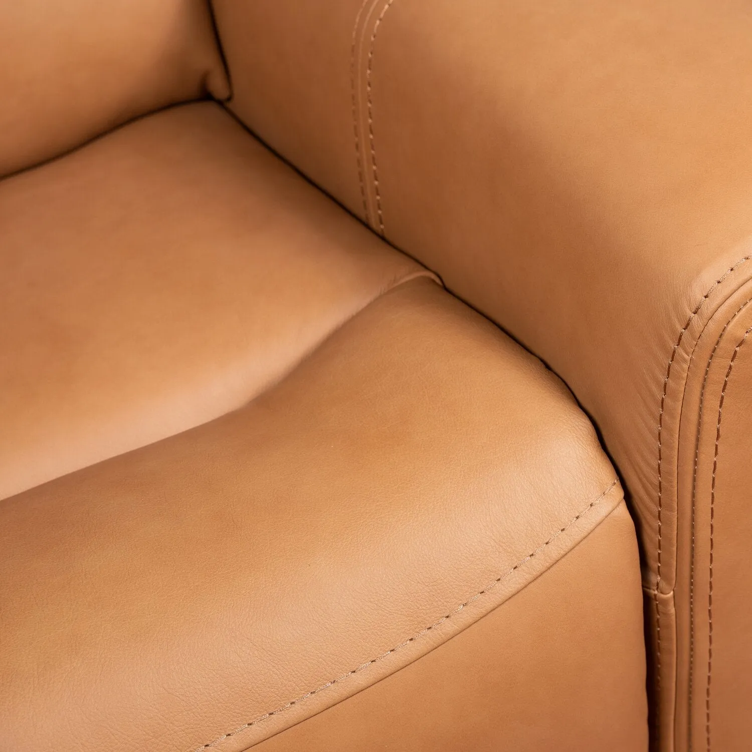 Scott Living Prescott 42.5" Genuine Leather Power Reclining Chair with Power Headrest - Butternut Brown | Fauteuil à inclinaison électrique Prescott de Scott Living de 42,5 po en cuir véritable avec appuie-tête électrique - brun courge musquée