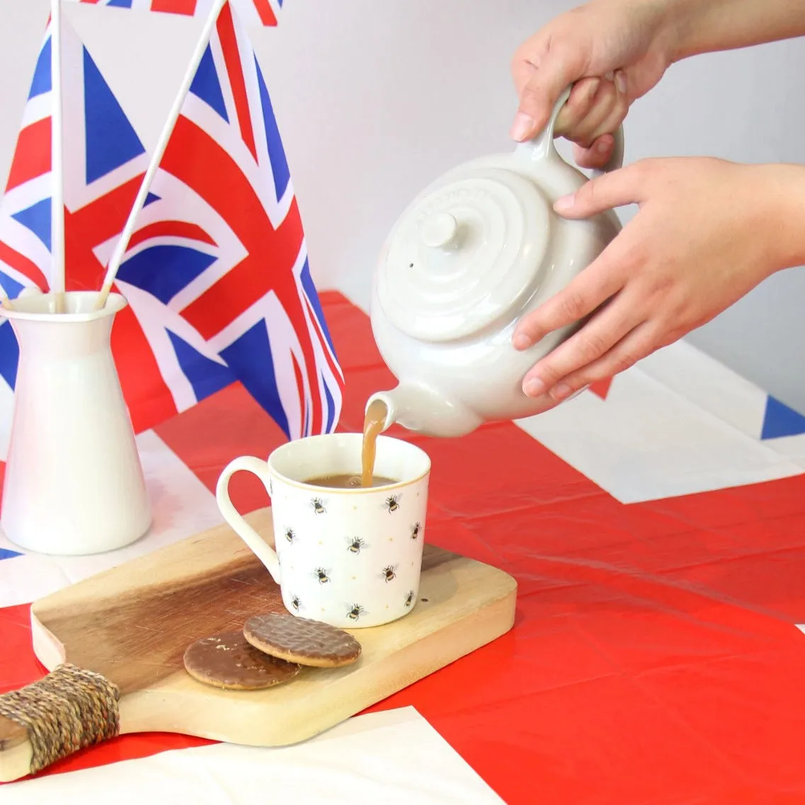 Union Jack Plastic Wipe Clean Table Cloth - British Flag Party Supplies Patriotic Dining Décor Reusable Waterproof
